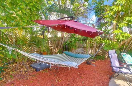 College Park Apartment | 6 Mi to Palm Beach: Studio w/Pool Access!