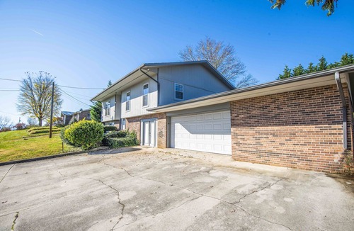 Kodak House | 6 Min Off exit 407 Hot Tub Firepit Spacious Game Room Fenced Large Yard