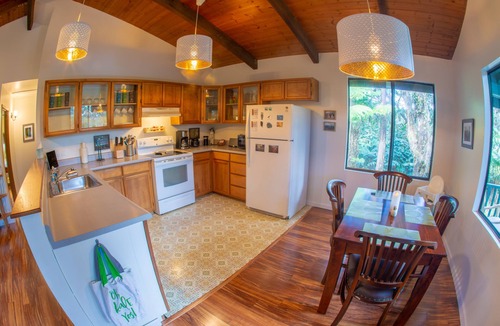 Ohia Estates House | 6 mins from Nat'l Park! Enjoy the sound of rain & birds in a peaceful retreat.
