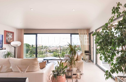 Cagnes-sur-Mer Villa | 6 Minutes to the Beach! New Panoramic Sea View Villa, Pool, jacuzzi & Garden!