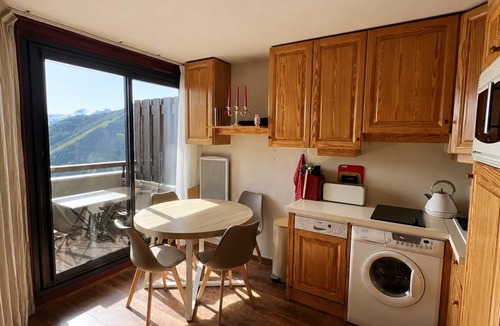 Eclose-Ouest Apartment | 6-person apartment - close to the slopes - balcony - private covered parking