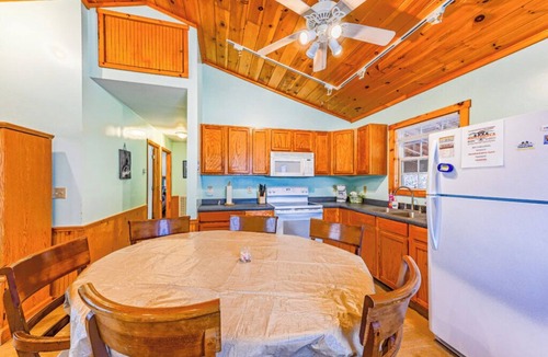 Bryson City Cabin | 6 Wolf Den -3 Bedroom