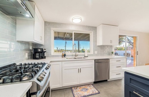 Suffolk Hills House | 600 E Eton Dr · *Tucson Oasis* Basketball Court | Pool | Hot Tub
