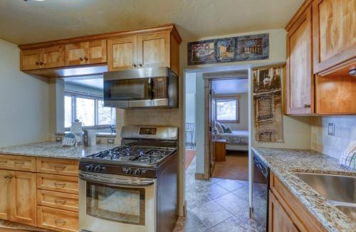 Dillon Apartment | 615 Oro Grande