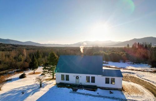 Whitefield House | 64J Stunning views, close to attractions! 20 min to Bretton Woods. Pool & gym passes!