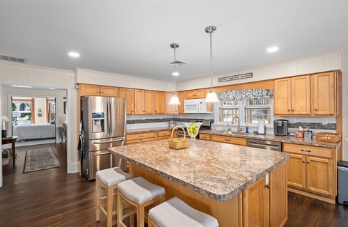Lakeside Cottage | 660 Walnut Cottage in Lakeside