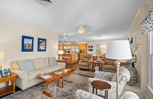 Lakeside Cottage | 660 Walnut Cottage in Lakeside