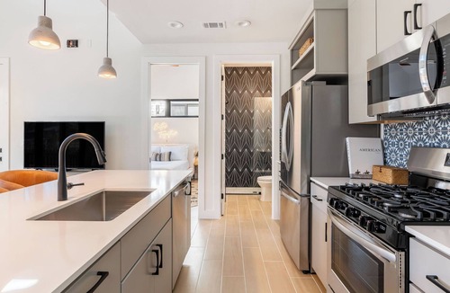 Bouldin Cottage | 6bdr Luxe Pool Retreat City Views, Ping Pong, Foosball, Guest House Henley