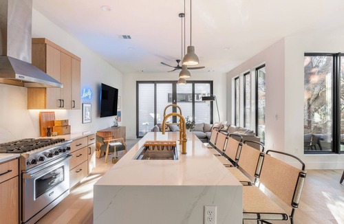 Bouldin Cottage | 6bdr Luxe Pool Retreat City Views, Ping Pong, Foosball, Guest House Henley