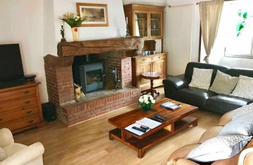 Feugeres House | 6Bed-Sleeps12-GroupRetreat-YogaStudio-PetFriendly
