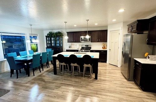 Draper House | 6Bedroom Mountain Escape w/HOT TUB, 2 kitchens, 2 Living Rooms- Upscale Locale!