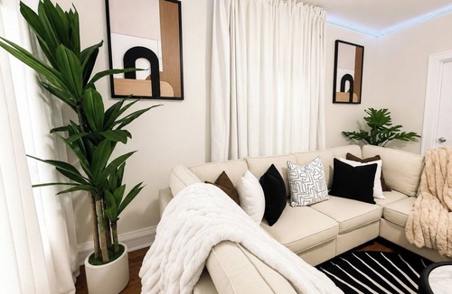 Rogers Park Apartment | 6BR Apt Workspace Near Lakefront + Red Line