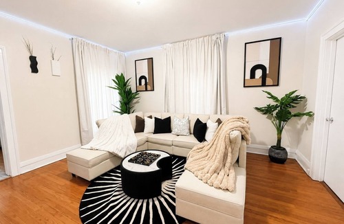 Rogers Park Apartment | 6BR Apt Workspace Near Lakefront + Red Line