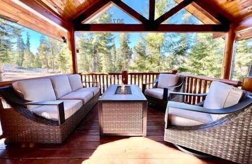 Duck Creek Village House | 6BR Cabin-Hot Tub-Game Room-Near Bryce Canyon & Zion-Sleeps 12 Adults