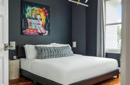 MLK House | 6BR East Austin Complex - Sleeps 20 - Pet Friendly