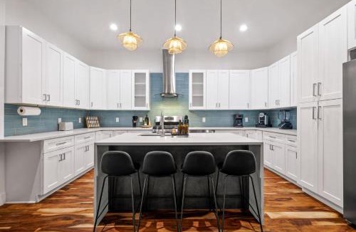 MLK House | 6BR East Austin Complex - Sleeps 20 - Pet Friendly