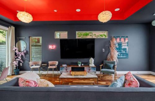 MLK House | 6BR East Austin Complex - Sleeps 20 - Pet Friendly
