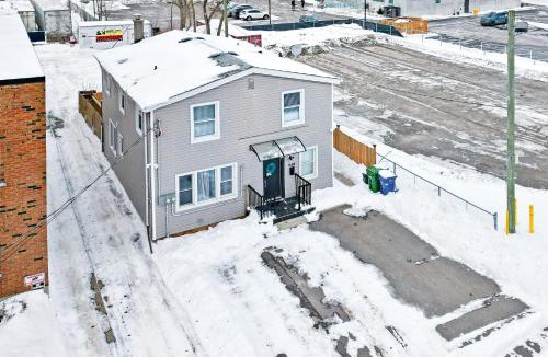 Niagara Falls House | 6BR Family Friendly Retreat, Separate Floors, 5 Minutes Walk to The Fallsview with Free Parking & Wine