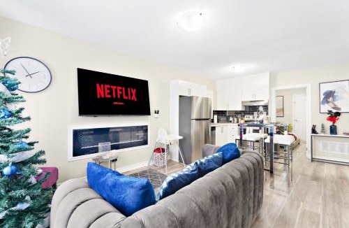 Niagara Falls House | 6BR Family Friendly Retreat, Separate Floors, 5 Minutes Walk to The Fallsview with Free Parking & Wine