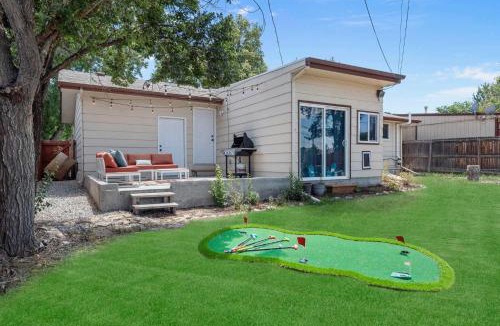South Westminster House | 6BR Family Retreat with Games Billiards Mini Golf BBQ and Yard