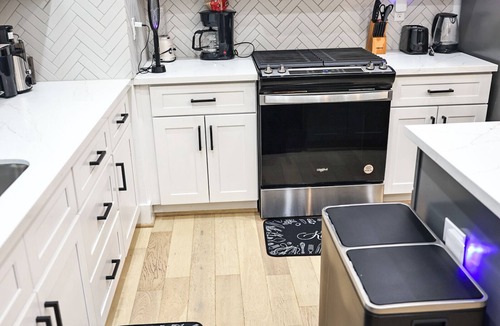 South Central Houston Villa | 6BR Funhouse w/Court, Pool Table Dining & TV in Every Bedroom