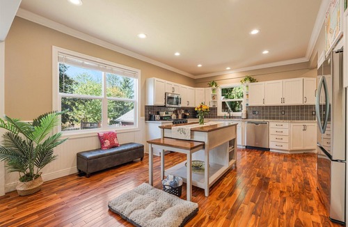 Newberg House | 6BR Historic Gem | Chef's Kitchen | Dogs Welcome