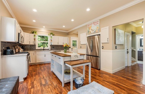Newberg House | 6BR Historic Gem | Chef's Kitchen | Dogs Welcome