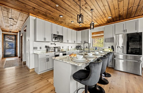 Sevierville Cabin | 6BR Modern Cabin Indoor Pool Jacuzzi Pickleball Court Basketball Private 4 Acres