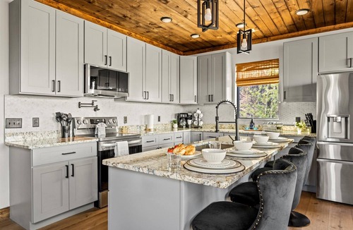 Sevierville Cabin | 6BR Modern Cabin Indoor Pool Jacuzzi Pickleball Court Basketball Private 4 Acres