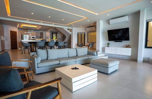 Zona Hotelera House | 6BR Modern Oceanfront Villa with Infinity Pool