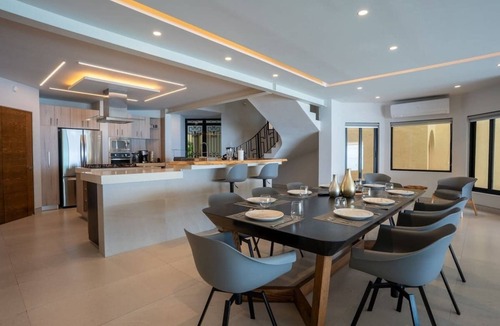 Zona Hotelera House | 6BR Modern Oceanfront Villa with Infinity Pool