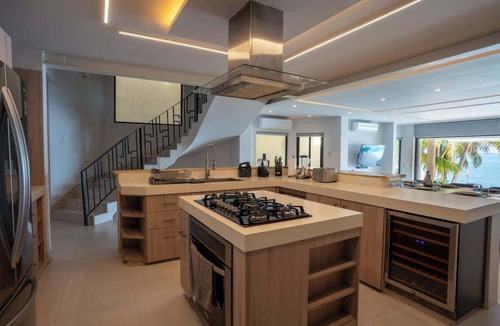 Zona Hotelera House | 6BR Modern Oceanfront Villa with Infinity Pool