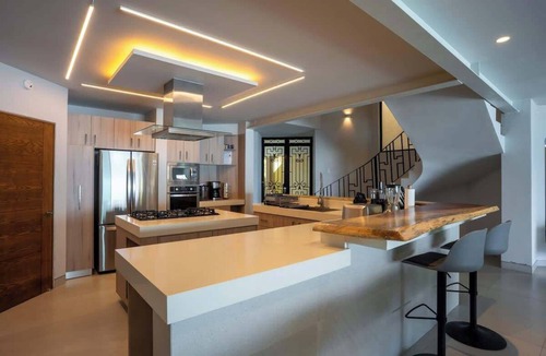 Zona Hotelera House | 6BR Modern Oceanfront Villa with Infinity Pool