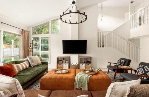 Vance Jackson House | 6BR Pool & Game Arcade Family Dog Friendly
