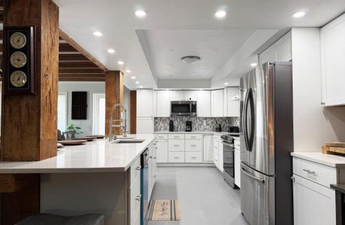 Grove City House | 6BR Triplex – Walk to Marina & Lighthouse Grill