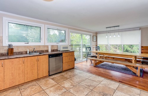 The Blue Mountains Ski Chalet | 7 Bdrm Chalet with Outdoor Pool (for Summer) and Hot Tub in Blue Mountain