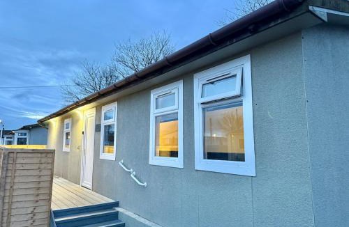 Glasgow Ski Chalet | 7-bed Compact Chalet Near Glasgow Sleeps up to 14 - Maryville Caravan Site Uddingston, Glasgow