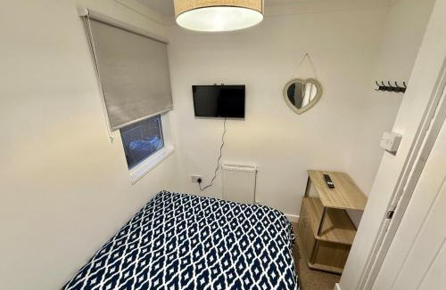 Glasgow Ski Chalet | 7-bed Compact Chalet Near Glasgow Sleeps up to 14 - Maryville Caravan Site Uddingston, Glasgow