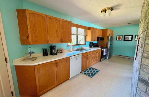 Kaministiquia House | 7-bed lakefront house with sauna, beach & boat launch — 15 min from Thunder Bay.