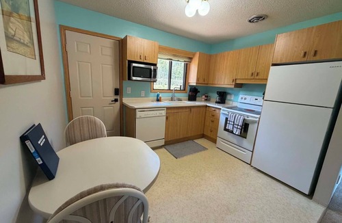 Kaministiquia House | 7-bed lakefront house with sauna, beach & boat launch — 15 min from Thunder Bay.