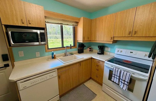 Kaministiquia House | 7-bed lakefront house with sauna, beach & boat launch — 15 min from Thunder Bay.