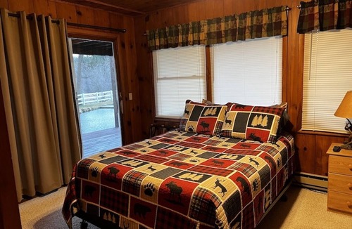 Decorah Cabin | 7 bedroom/3 bathroom Decorah Lodge on private Creek - SLEEPS 20