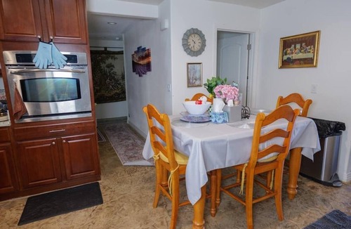 Paradise House | 7 bedroom home with fenced yard!