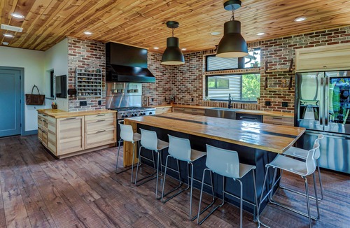 Weston House | 7-Bedroom: Hoops, Pickleball, Movies, Books & Games!