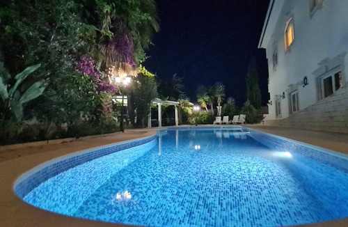 Arnal House | 7 Bedroom Residence at Villa☆ (20-25 Guests) by Silver Village Residence