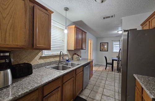 Raleigh House | 7 BR Secluded Compound-Abundant Parking-Minutes from Downtown & Airport.
