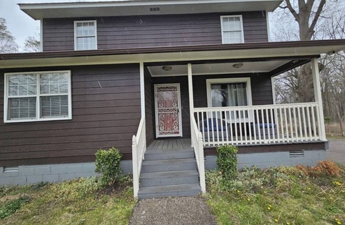 Raleigh House | 7 BR Secluded Compound-Abundant Parking-Minutes from Downtown & Airport.