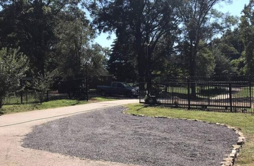 Raleigh House | 7 BR Secluded Compound-Abundant Parking-Minutes from Downtown & Airport.