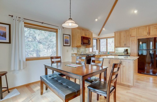 Sunriver House | 7 Cedar - Gorgeous & Peaceful! Hot Tub, A/C, SHARC Passes, Bikes