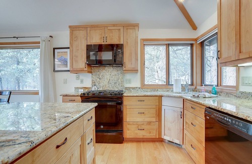 Sunriver House | 7 Cedar - Gorgeous & Peaceful! Hot Tub, A/C, SHARC Passes, Bikes
